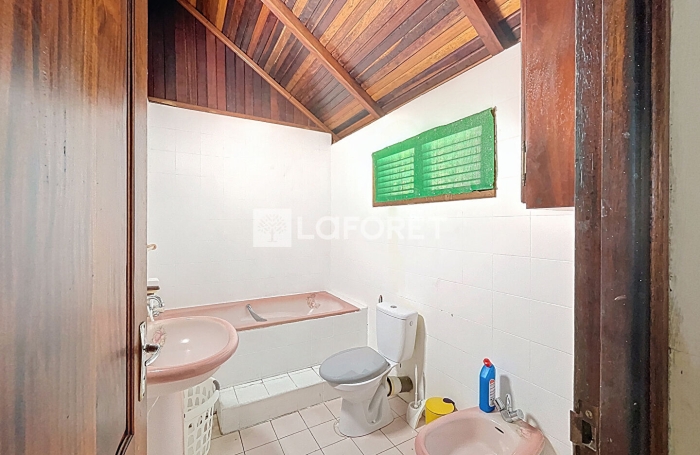 Location Local commercial 120m&sup2; 6 pi&egrave;ces Gosier
