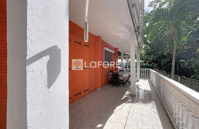 Location Local commercial 120m&sup2; 6 pi&egrave;ces Gosier