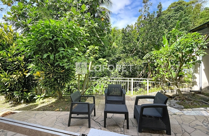 Location Local commercial 120m&sup2; 6 pi&egrave;ces Gosier