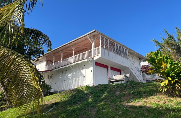 SAINT-CLAUDE-Villa T4 avec jardin, terrasse vue mer et studio ind&eacute;pendant + double garage