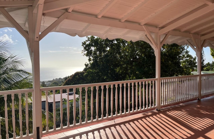 SAINT-CLAUDE-Villa T4 avec jardin, terrasse vue mer et studio ind&eacute;pendant + double garage