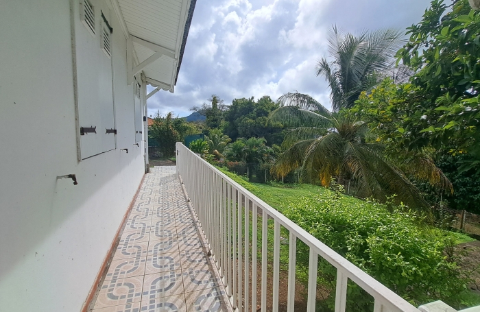 SAINT-CLAUDE-Villa T4 avec jardin, terrasse vue mer et studio ind&eacute;pendant + double garage