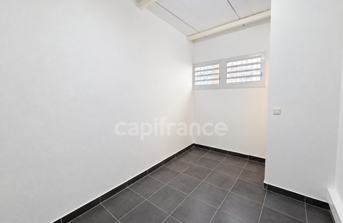 Location Bureaux 90m&sup2; 7 pièces Basse-Terre