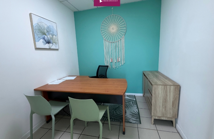 &Agrave; Louer - Local professionnel cl&eacute; en main de 41 m2 avec ascenseur et forte visibilit&eacute; - Colin (97170)