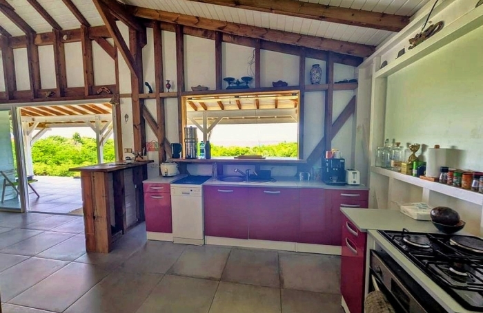 MARIE-GALANTE   Ensemble immobilier vue mer 180o : villa + 3 bungalows + terrain constructible