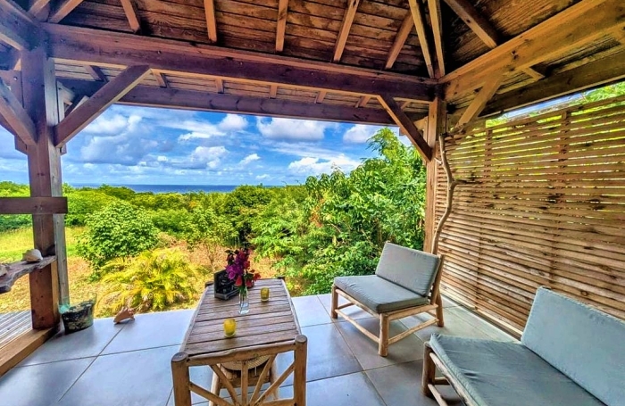 MARIE-GALANTE   Ensemble immobilier vue mer 180o : villa + 3 bungalows + terrain constructible