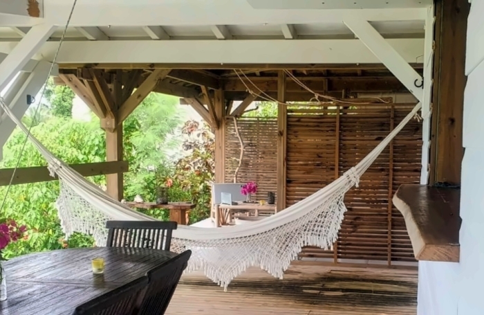 MARIE-GALANTE   Ensemble immobilier vue mer 180o : villa + 3 bungalows + terrain constructible