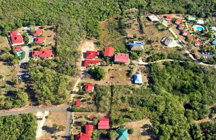 MARIE-GALANTE   Ensemble immobilier vue mer 180o : villa + 3 bungalows + terrain constructible