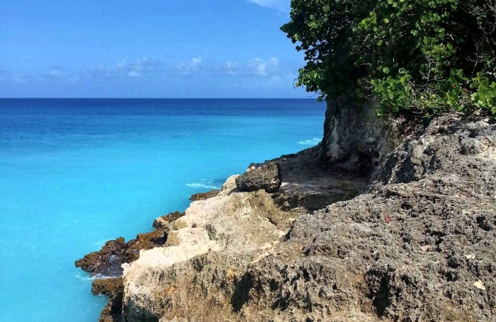MARIE-GALANTE   Ensemble immobilier vue mer 180o : villa + 3 bungalows + terrain constructible
