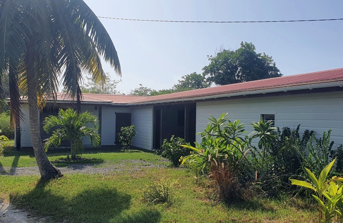 MARIE-GALANTE   Ensemble immobilier vue mer 180o : villa + 3 bungalows + terrain constructible