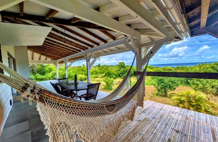 MARIE-GALANTE   Ensemble immobilier vue mer 180o : villa + 3 bungalows + terrain constructible