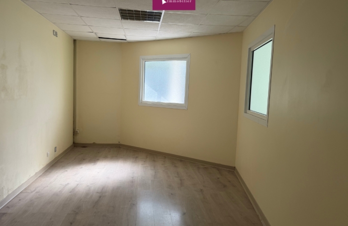 &Agrave; louer   Local professionnel de 67 m2 en rez-de-chauss&eacute;e   Goyave, zone de Fort-&Icirc;le