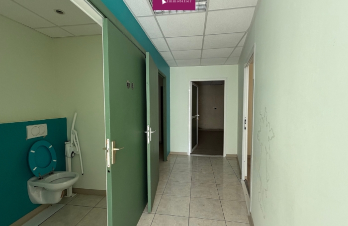 &Agrave; louer   Local professionnel de 67 m2 en rez-de-chauss&eacute;e   Goyave, zone de Fort-&Icirc;le