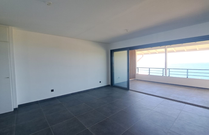 &Agrave; LOUER &agrave; Vieux-Fort   Superbe duplex lumineux avec terrasse et vue mer