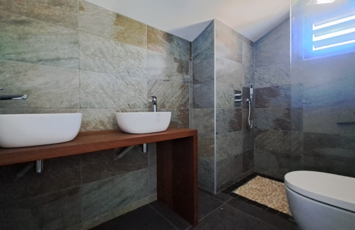 &Agrave; LOUER &agrave; Vieux-Fort   Superbe duplex lumineux avec terrasse et vue mer