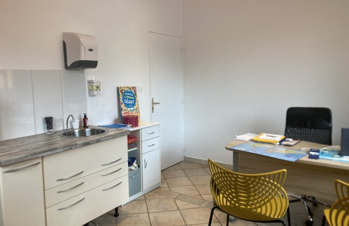 &Agrave; LOUER   LOCAL PROFESSIONNEL EN MAISON DE SANT&Eacute;   BOURG DE TROIS-RIVI&Egrave;RES