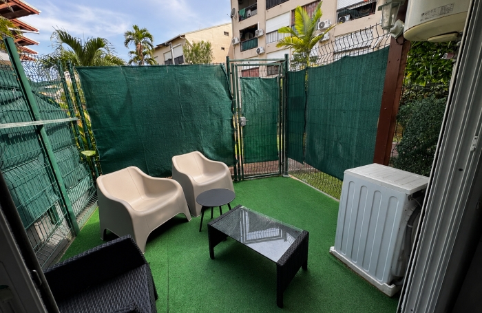 Studio meubl&eacute; avec terrasse ferm&eacute;e