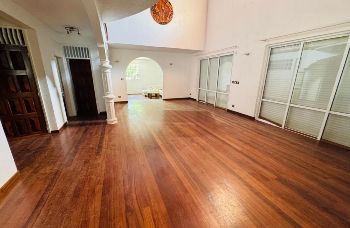 Location Maison 297.1m&sup2; 5 pièces Remire Montjoli