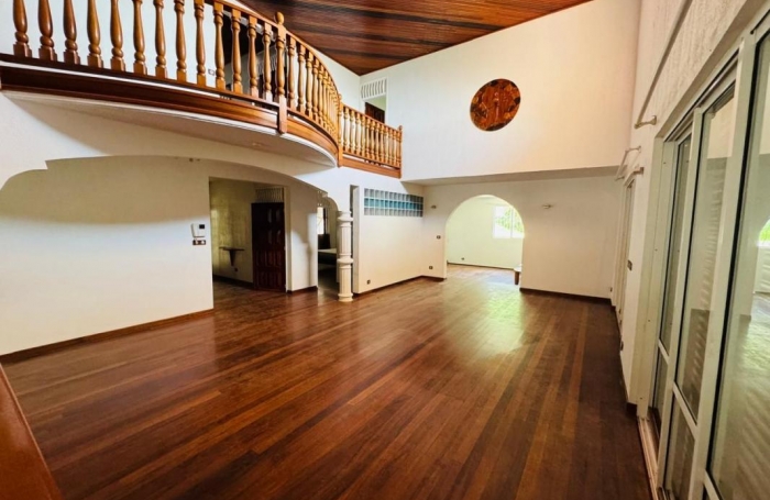 Location Maison 297.1m&sup2; 5 pièces Remire Montjoli