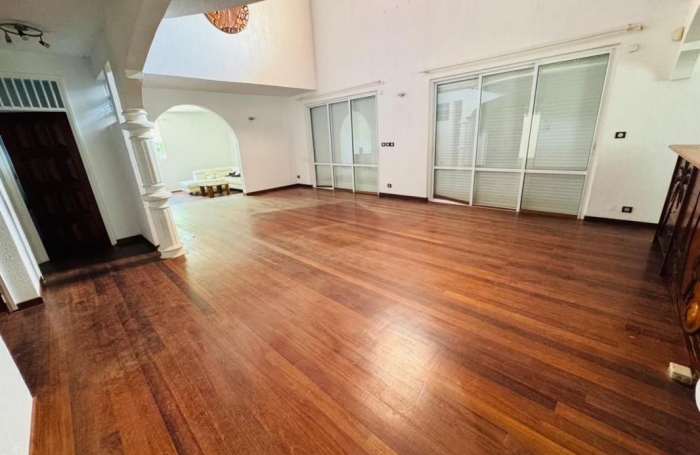 Location Maison 297.1m&sup2; 5 pièces Remire Montjoli