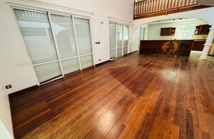 Location Maison 297.1m&sup2; 5 pièces Remire Montjoli