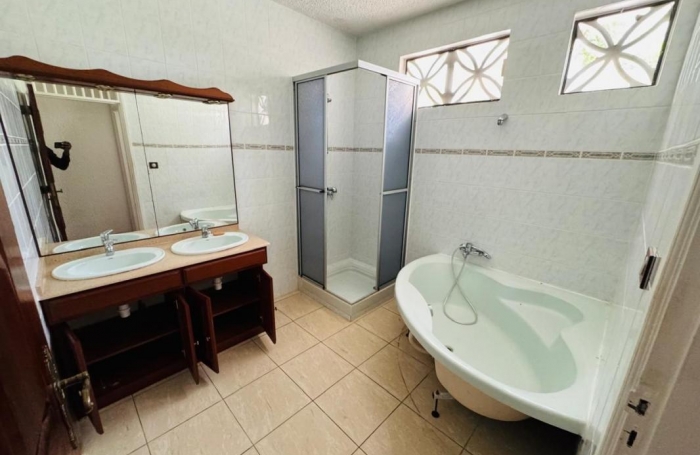 Location Maison 297.1m&sup2; 5 pièces Remire Montjoli