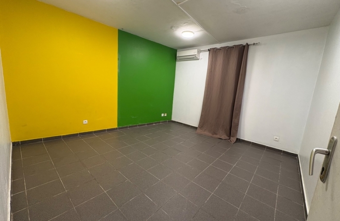 Location Local commercial 147m&sup2; 10 pi&#232;ces Cayenne