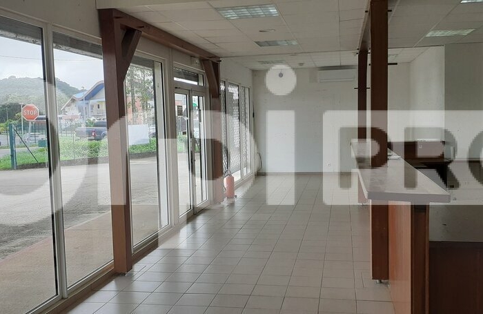 Local commercial avec forte visibilité !