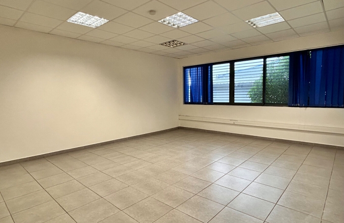 Location Bureaux 245m&sup2; Remire Montjoli