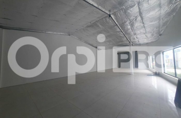 Local commercial neuf en bordure de voirie !