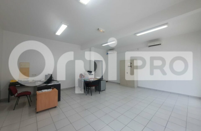 Locaux avec vitrine de 90m&sup2; !