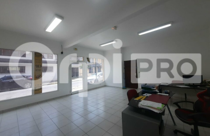 Locaux avec vitrine de 90m&sup2; !