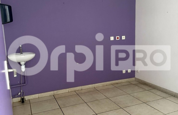 Local professionnel cl&eacute; en main de 143 m&sup2;, id&eacute;al pour activit&eacute;s m&eacute;dicales, param&eacute;dicales ou tertiaires.