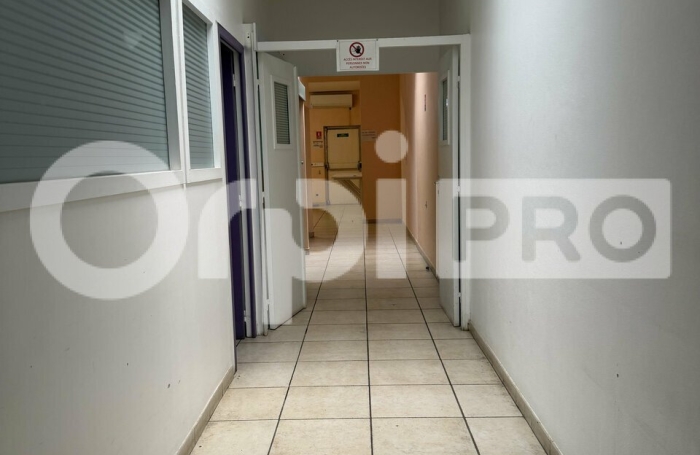 Local professionnel cl&eacute; en main de 143 m&sup2;, id&eacute;al pour activit&eacute;s m&eacute;dicales, param&eacute;dicales ou tertiaires.