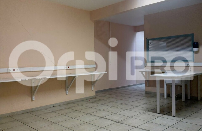 Local professionnel cl&eacute; en main de 143 m&sup2;, id&eacute;al pour activit&eacute;s m&eacute;dicales, param&eacute;dicales ou tertiaires.