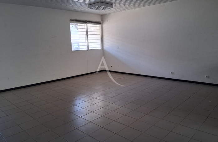Location Bureaux 48m&sup2; Remire Montjoli
