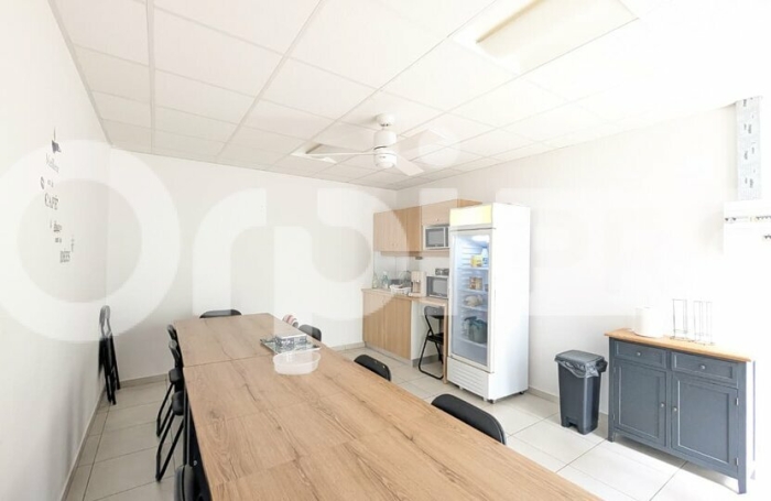 CAYENNE - Plateau de bureaux de 230 m&sup2; en rez-de-chauss&eacute;e avec vitrine et parking.