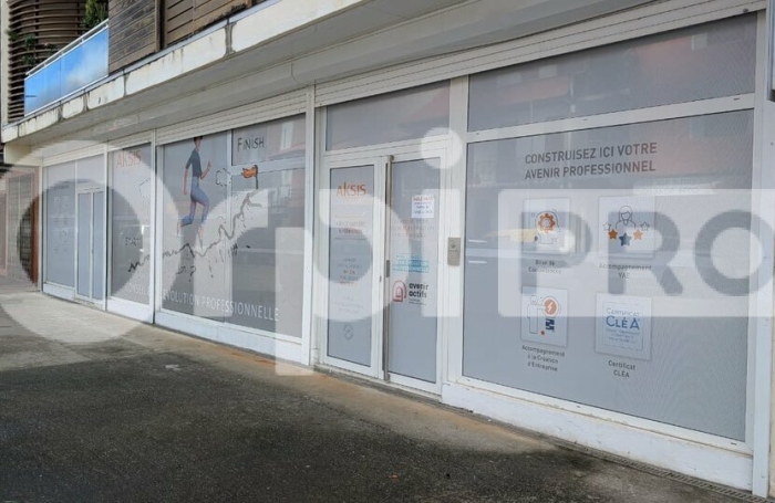 CAYENNE - Plateau de bureaux de 230 m&sup2; en rez-de-chauss&eacute;e avec vitrine et parking.