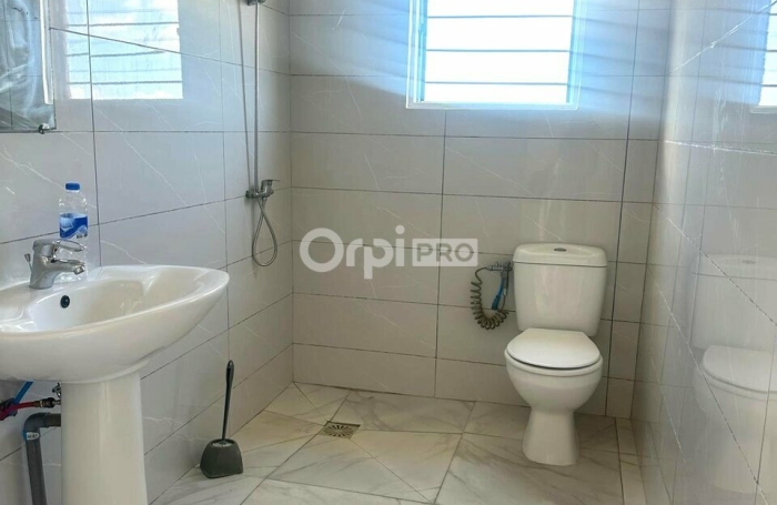 Locaux professionnels avec vue mer &ndash; 150 m&sup2; &ndash; M'tsaper&eacute;