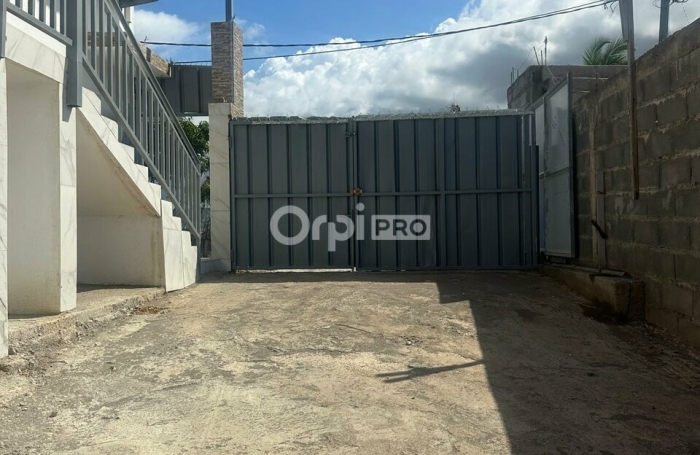 Locaux professionnels avec vue mer &ndash; 150 m&sup2; &ndash; M'tsaper&eacute;