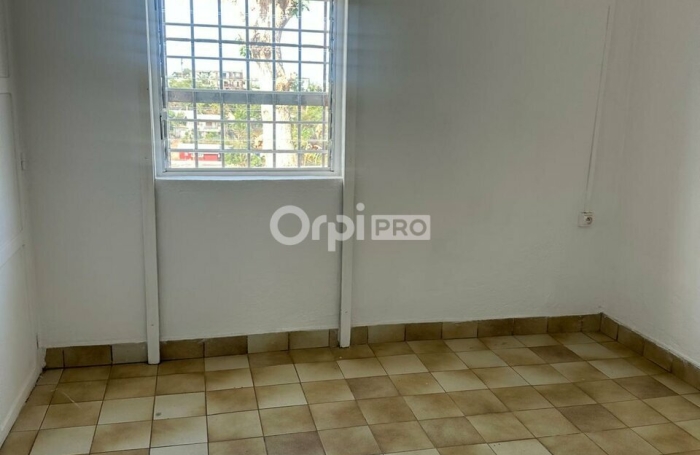 Locaux professionnels &ndash; 150 m&sup2; &ndash; M'tsaper&eacute;