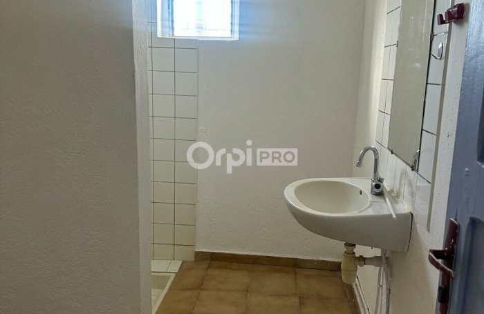 Locaux professionnels &ndash; 150 m&sup2; &ndash; M'tsaper&eacute;