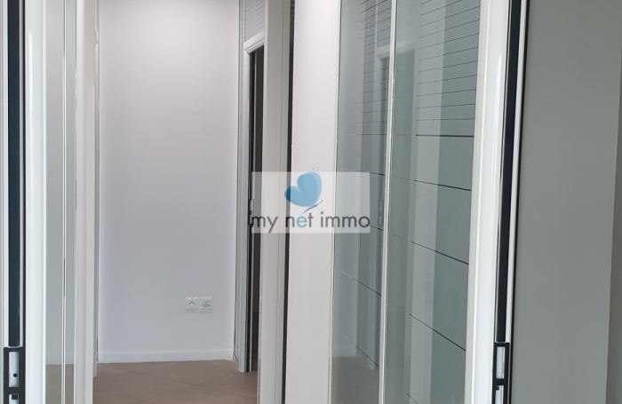 Front de mer, beau local commercial