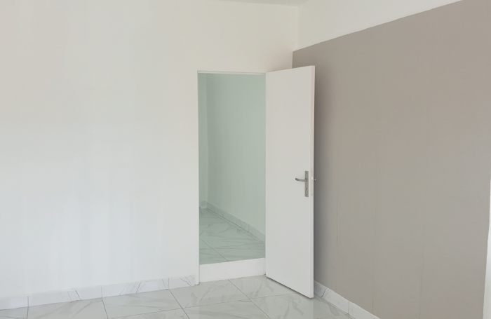 Beau F2 rénové proche de toutes commodités et marina