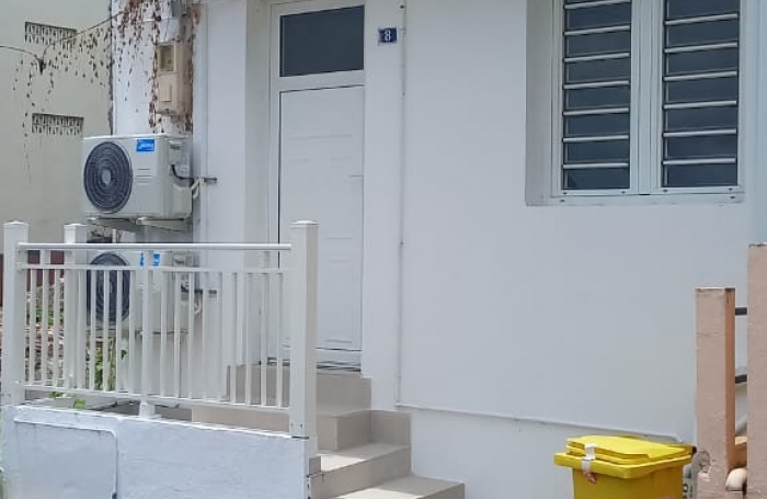 Beau F2 rénové proche de toutes commodités et marina