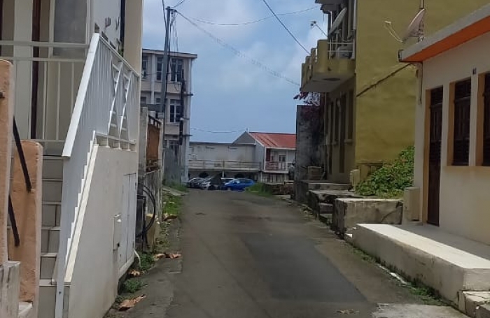 Beau F2 rénové proche de toutes commodités et marina