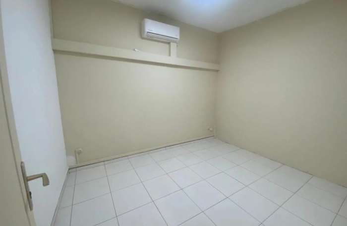 Location Bureaux 63m&sup2; 1 pièce Rivi&egrave;re Sal&eacute;e