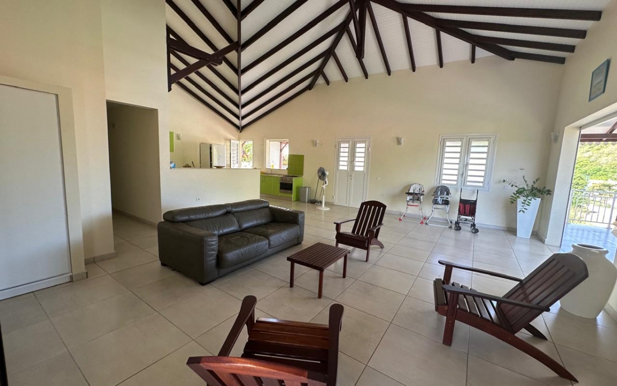 A VENDRE VILLA SPACIEUSE 10 PIECES AVEC PISCINE