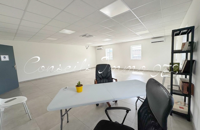 Local mixte de 55m2 &agrave; louer 1 150.00 &euro;/mois au Lamentin