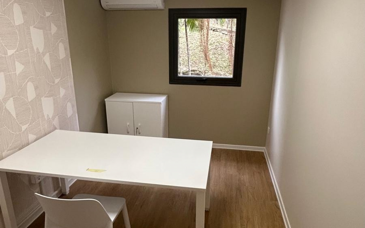 Bureaux aménagés 42 m² avec accueil Fort-de-France  - 980€